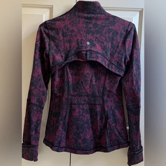 🍒LULULEMON DEFINE Jacket sz 8 SCATTER BLOSSOM JACQUARD Black/Garnet Red - Picture 3 of 7